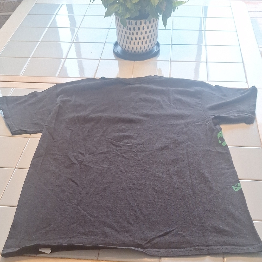 Black and Green Pixel Graphic Short Sleeve Tee Size L - Picture 2 of 4